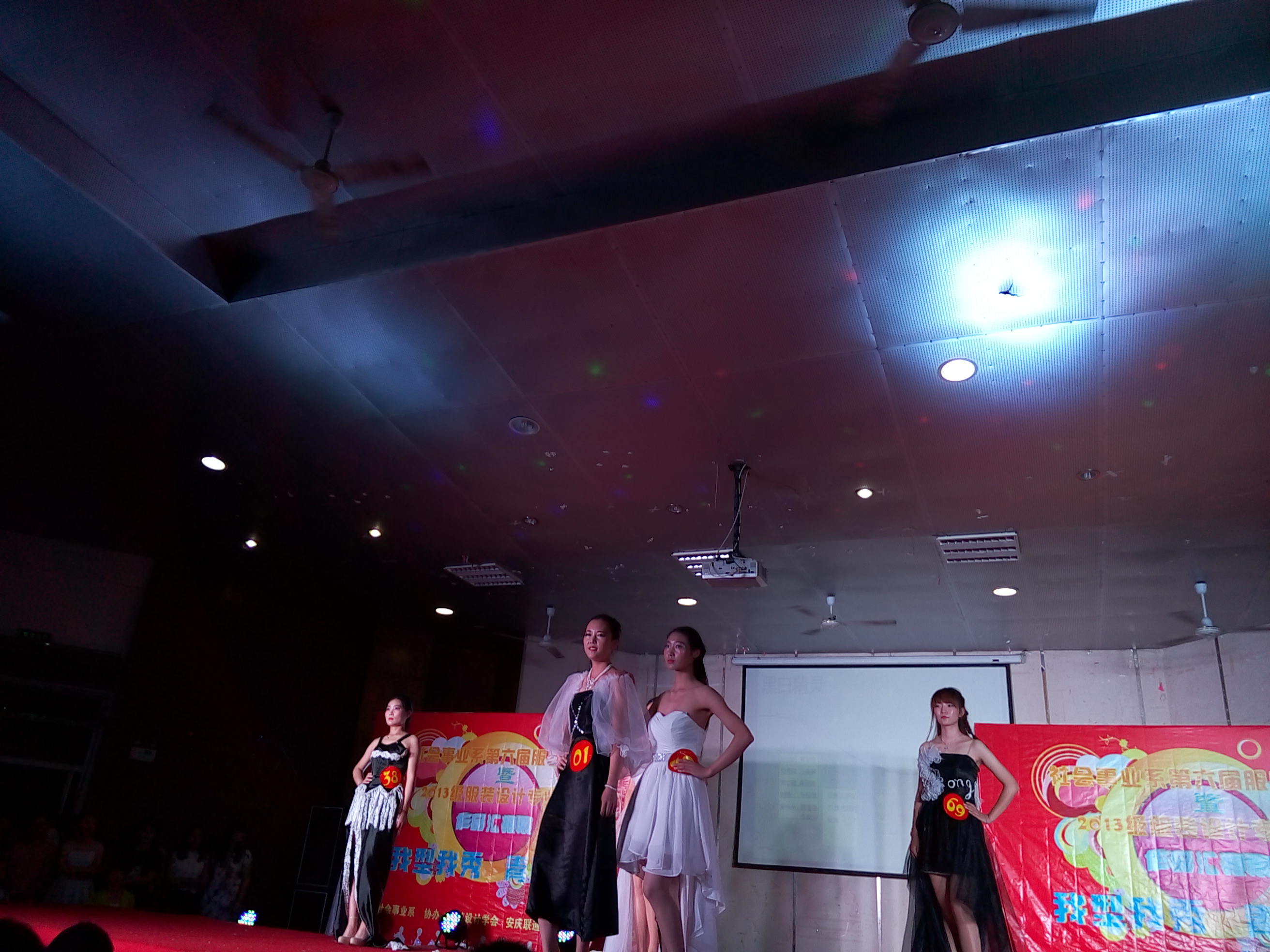 我系举办服装作品展演会 我系举办服装作品展演会