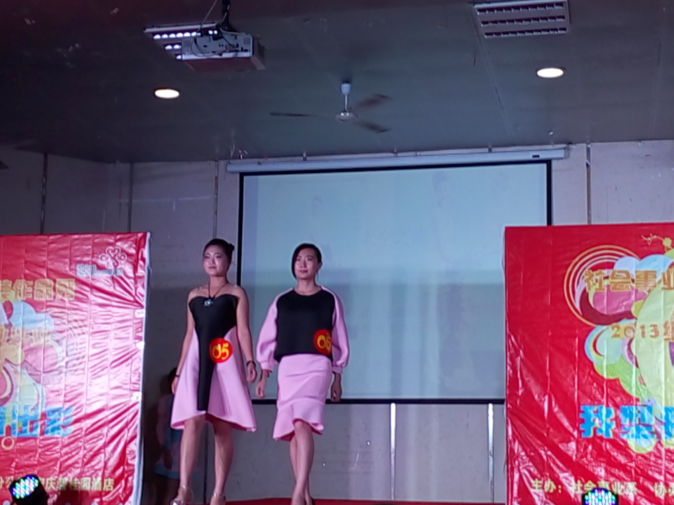 我系举办服装作品展演会 我系举办服装作品展演会