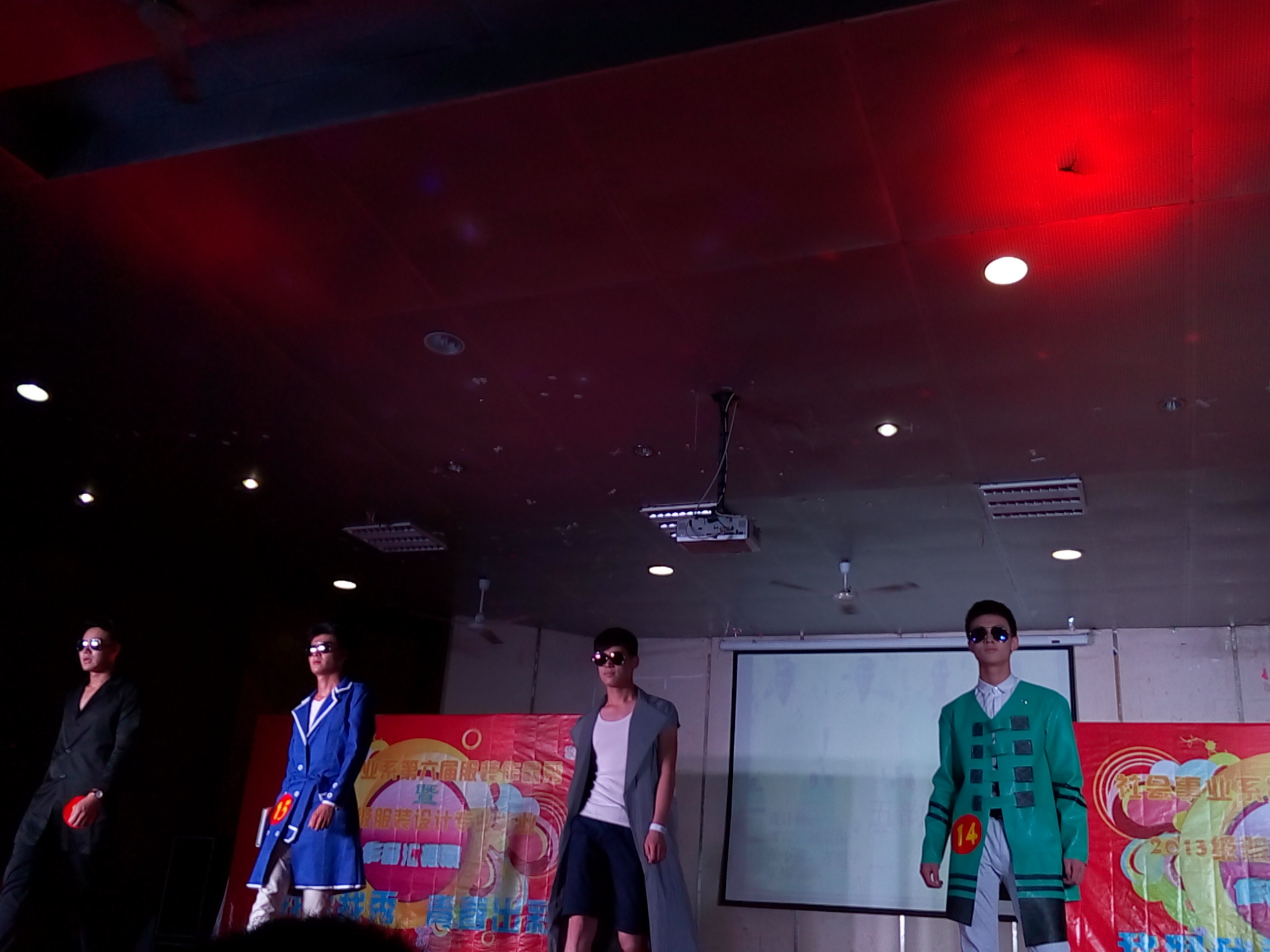 我系举办服装作品展演会 我系举办服装作品展演会