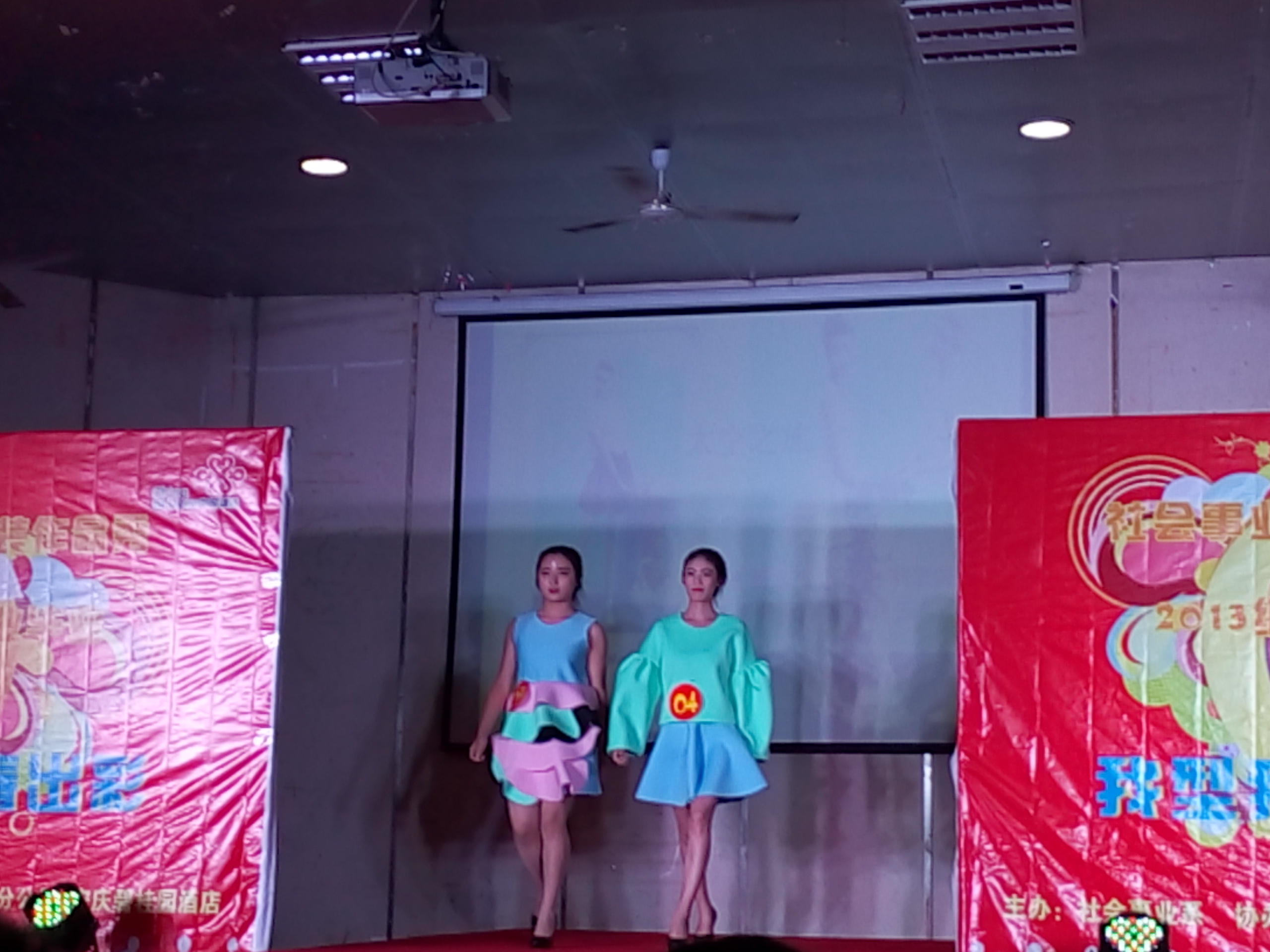 我系举办服装作品展演会 我系举办服装作品展演会