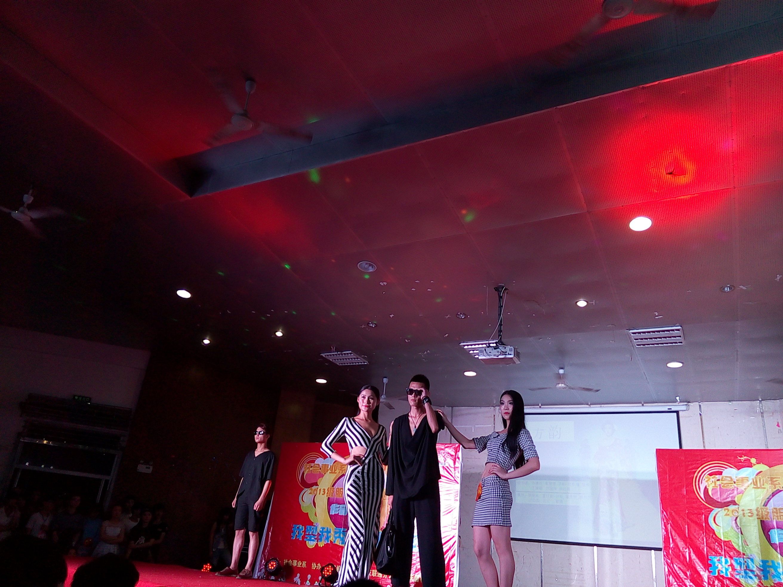 我系举办服装作品展演会 我系举办服装作品展演会