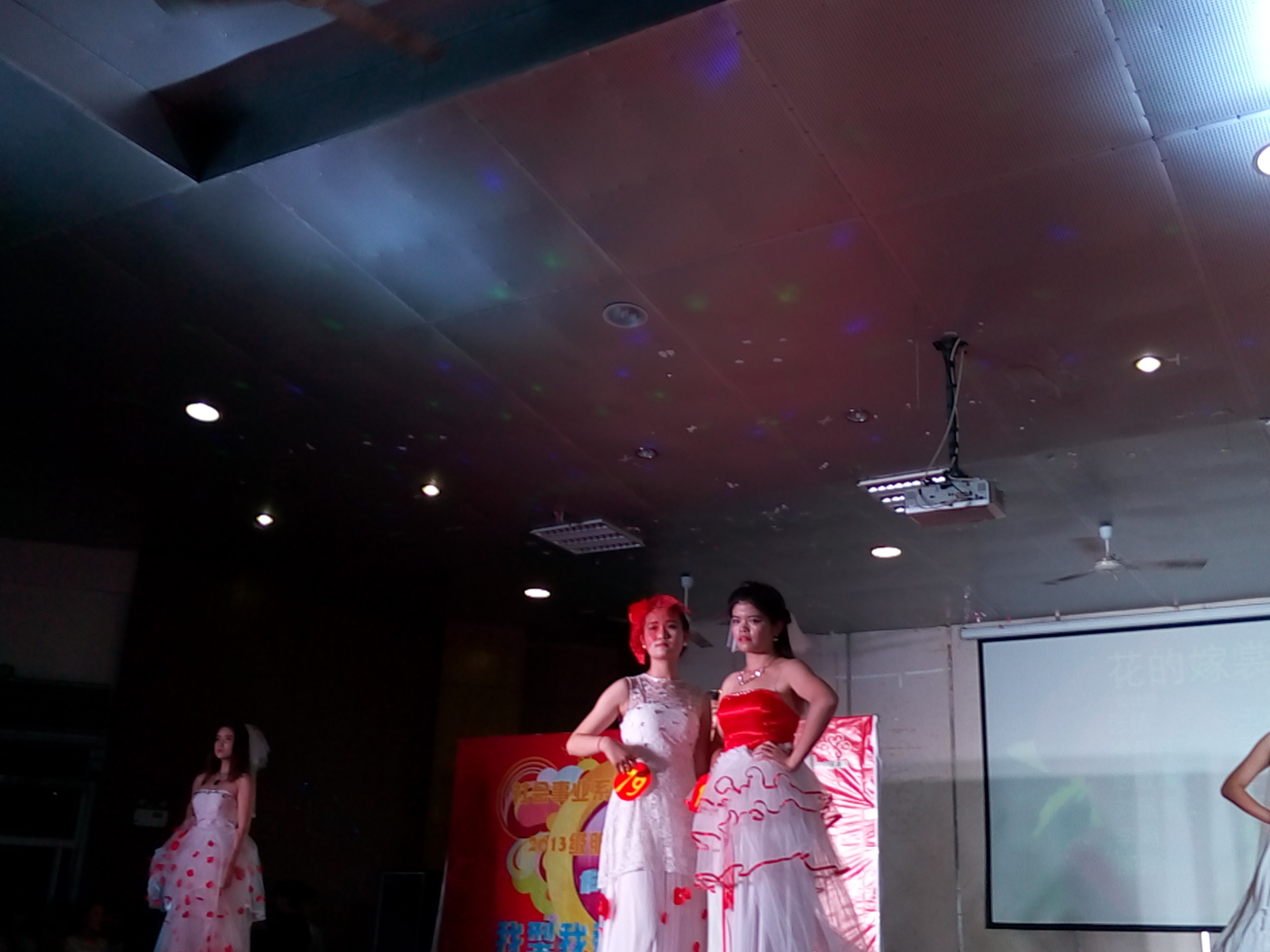 我系举办服装作品展演会 我系举办服装作品展演会