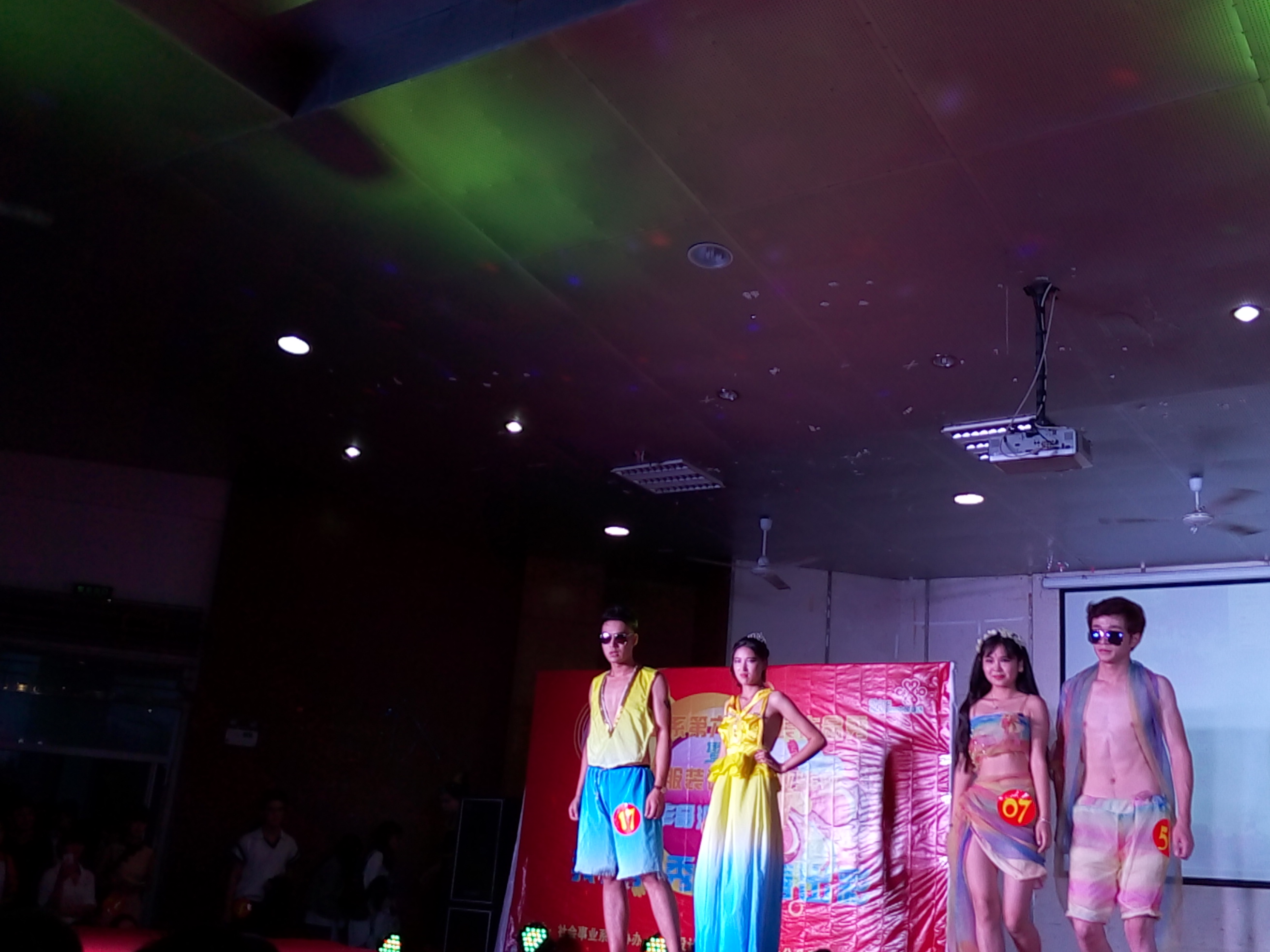 我系举办服装作品展演会 我系举办服装作品展演会