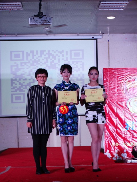 我系举办服装作品展演会 我系举办服装作品展演会