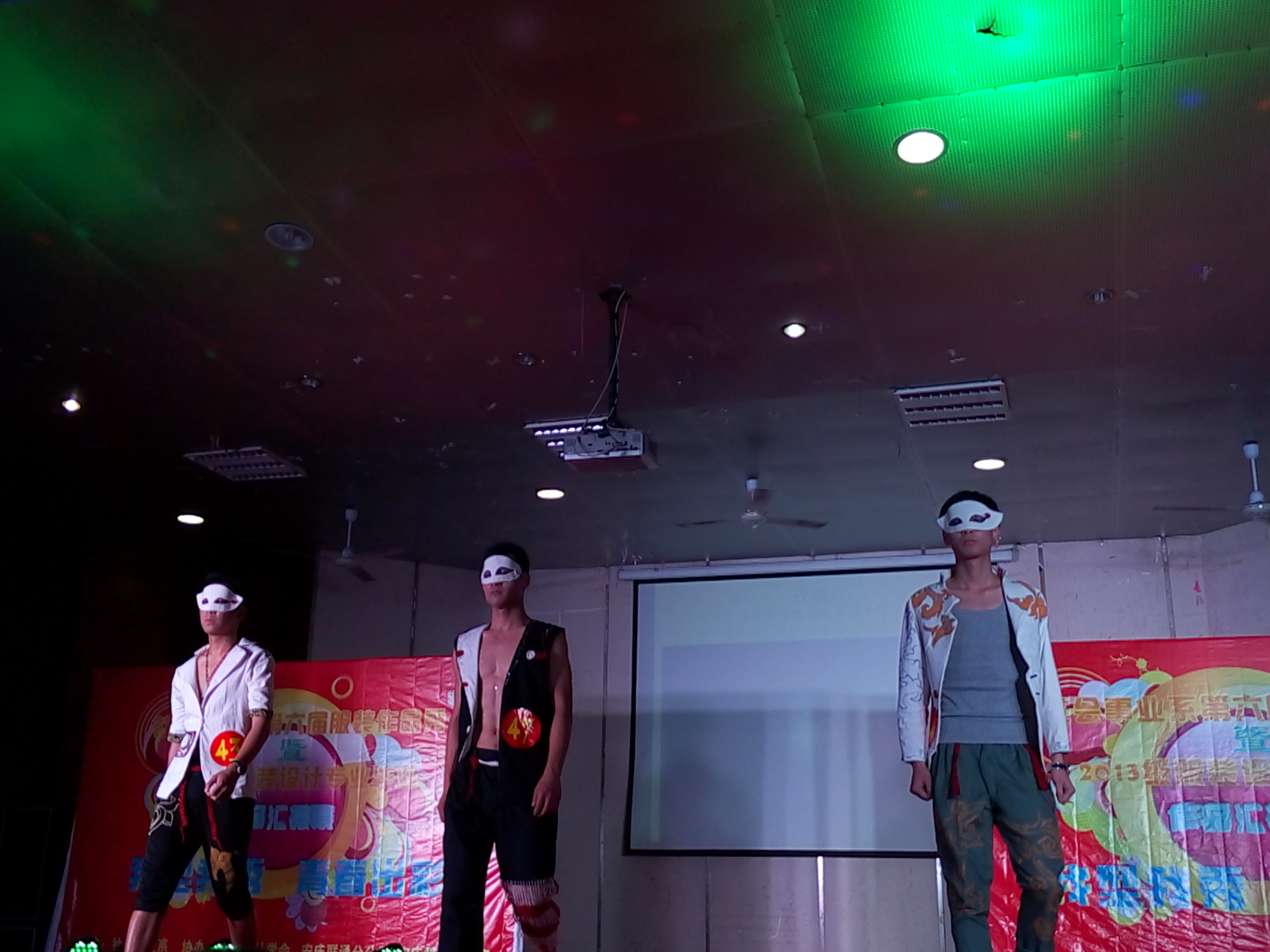 我系举办服装作品展演会 我系举办服装作品展演会