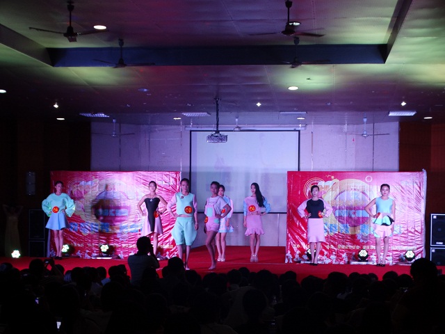我系举办服装作品展演会 我系举办服装作品展演会
