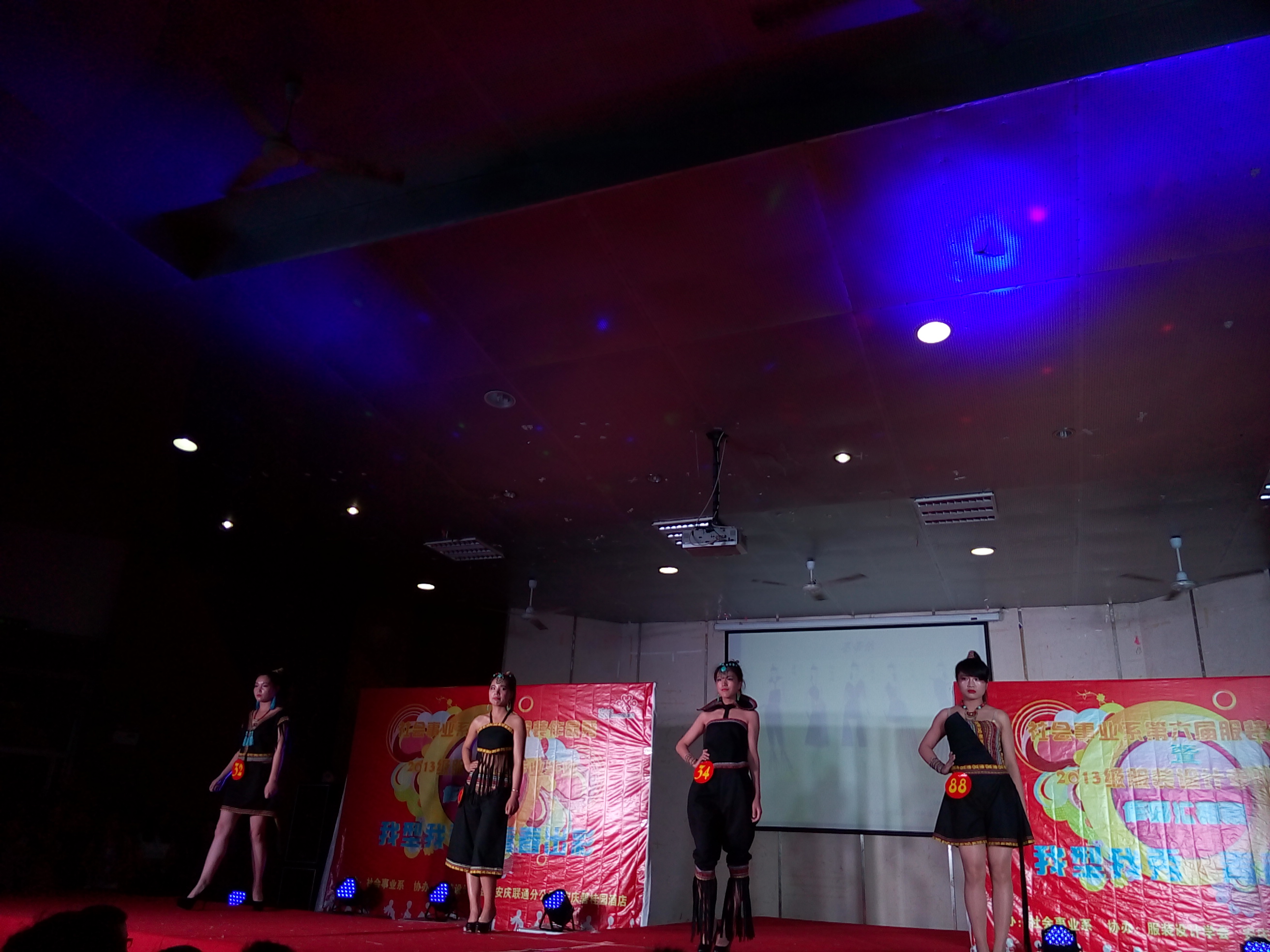 我系举办服装作品展演会 我系举办服装作品展演会