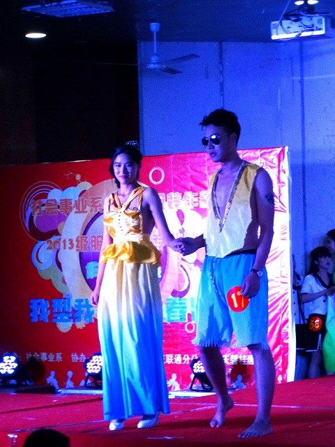 我系举办服装作品展演会 我系举办服装作品展演会
