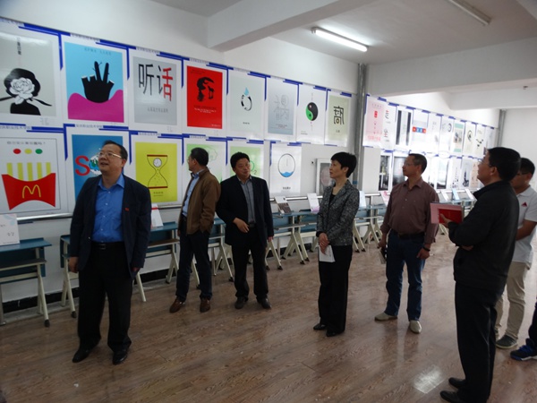 院领导参观我系廉政文化作品展 院领导参观我系廉政文化作品展