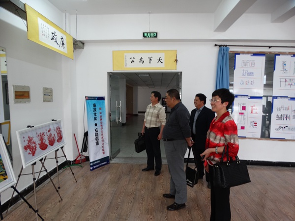 院领导参观我系廉政文化作品展 院领导参观我系廉政文化作品展