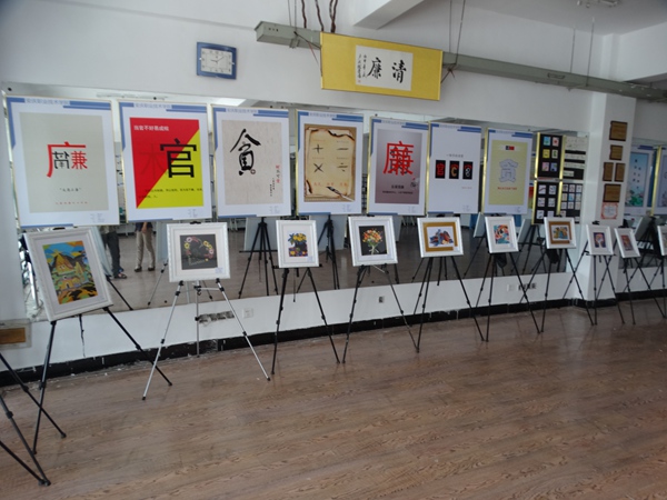 院领导参观我系廉政文化作品展 院领导参观我系廉政文化作品展