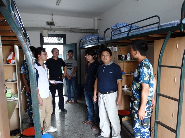我系开展新生军训内务评比和节前宿舍安全卫生大检查活动 我系开展新生军训内务评比和节前宿舍安全卫生大检查活动