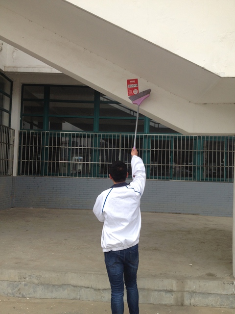我系开展学雷锋系列活动——之清除校园小广告 我系开展学雷锋系列活动——之清除校园小广告