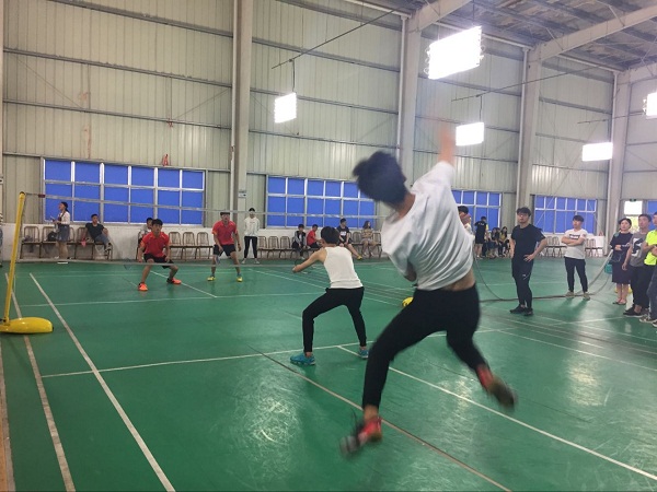 我系男子羽毛球队喜获冠军